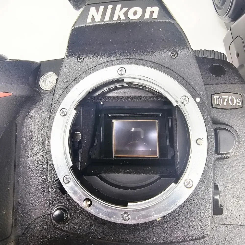 Nikon D70S 6.1MP Digital SLR Camera Kit 18-70mm Nikkor 4-5.6/70-300 TESTED